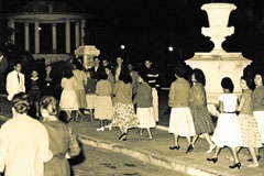 Recebo desta vez uma colaboração do Olivar Tasso, há mais de 50 anos o responsável pelo serviço de alto-falantes Zig-Zag, da Praça Sabino Loureiro, da Estação.Mostra um flagrante feito numa daquelas noites de final de semana, nos idos dos anos 1950, quand